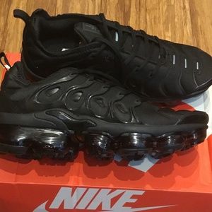 fake triple black tns